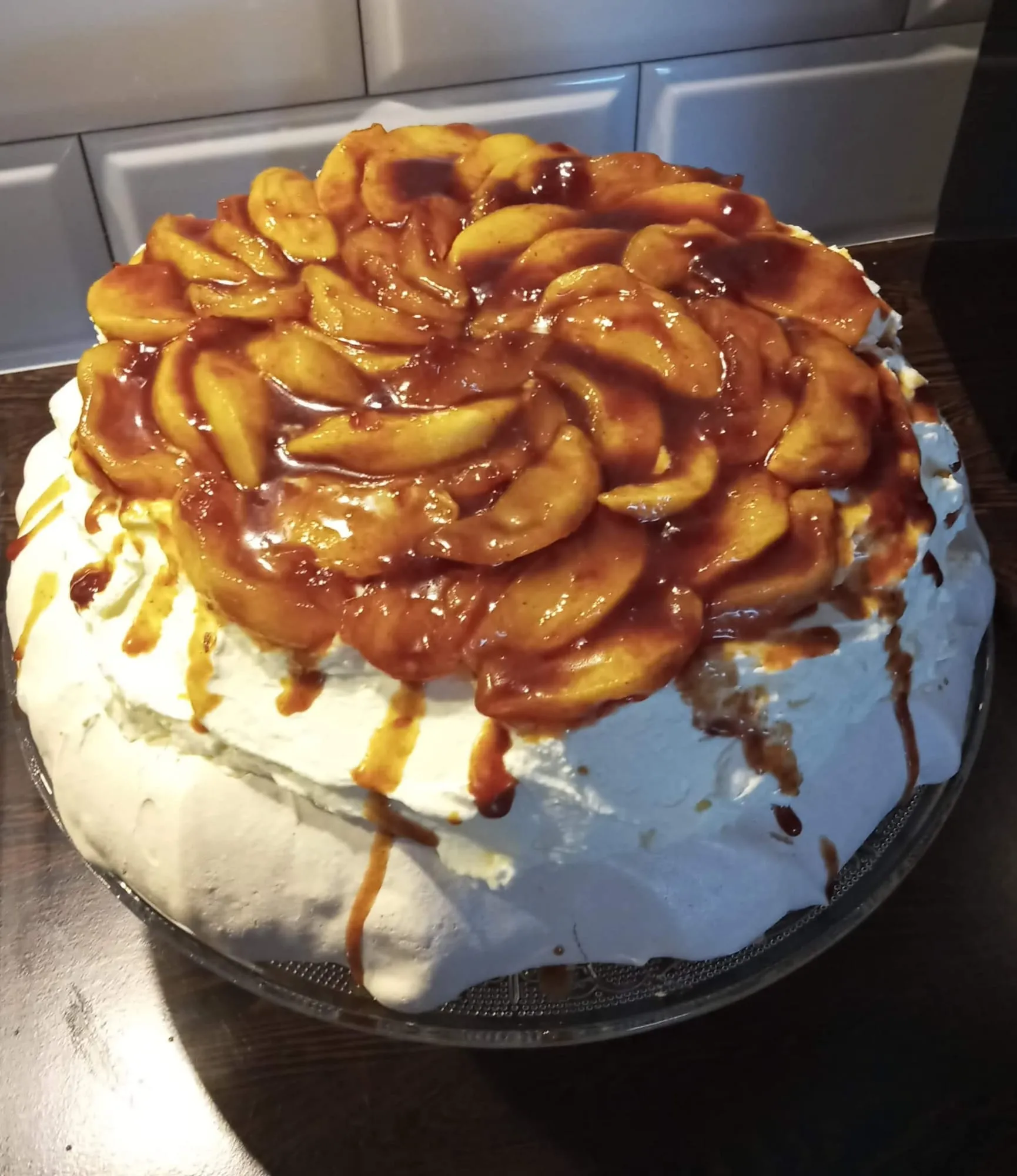 Tort z karmelizowanymi jabłkami