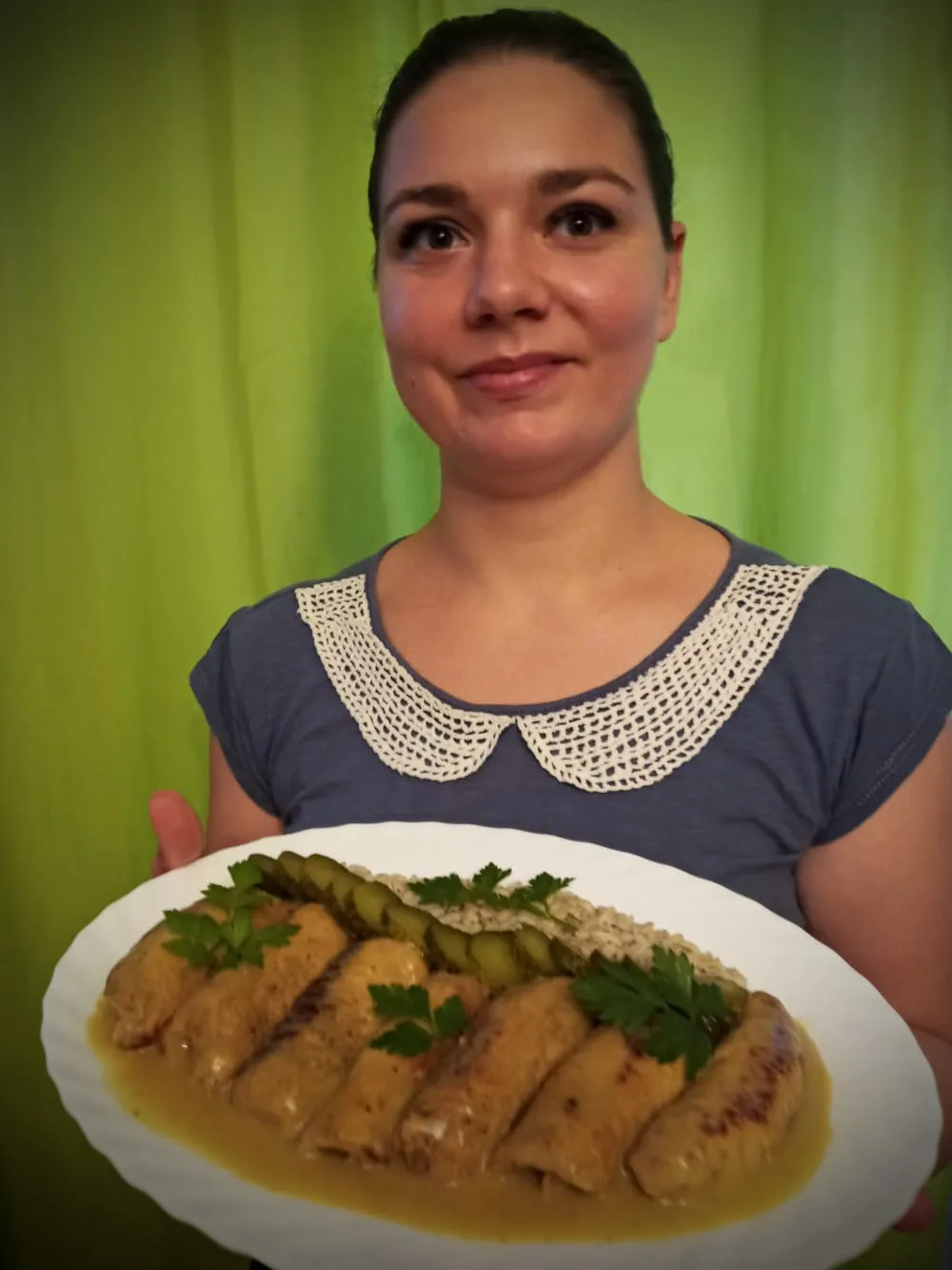 Kobieta trzyma półmisek z potrawą