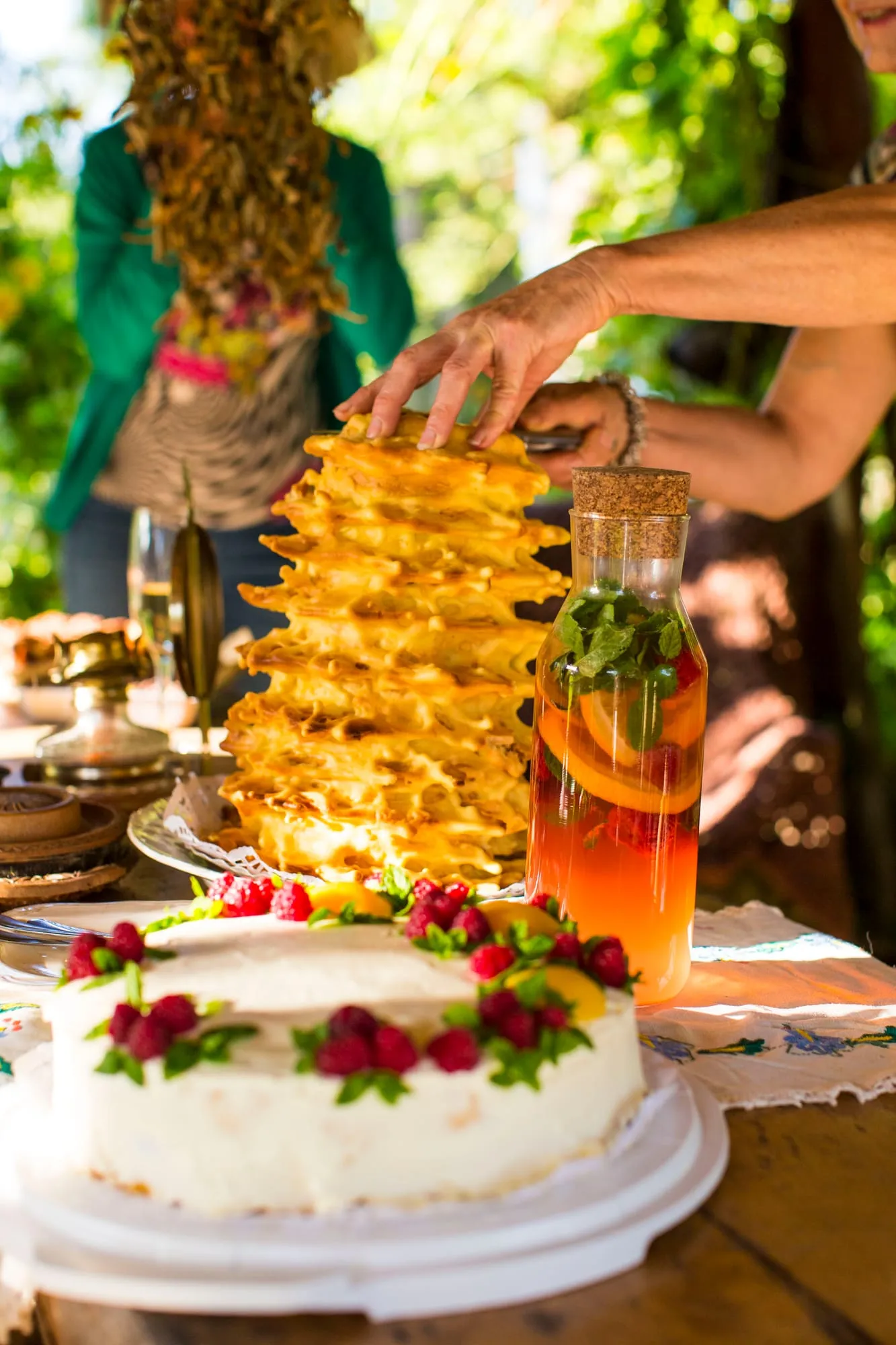 Sękacz, tort i nalewka na stole